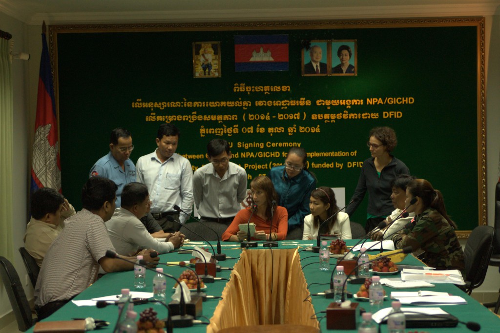 Snail-Aid representatives meet with Cambodia Mine Action Centre